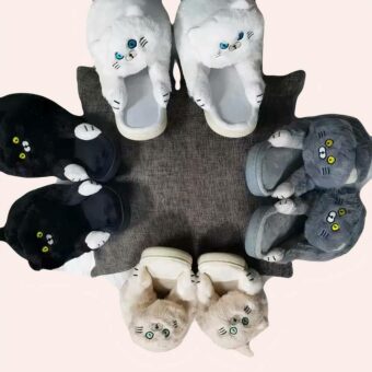 4 paires de pantoufles en forme de chat de couleur noires, blanches, grises et beiges