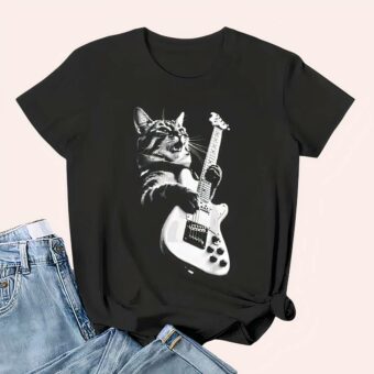 t-shirt noir pour femme avec un chat jouant de la guitare façon rock and roll