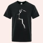 T-shirt noir avec une silhouette de chat de profil avec des contours blanc