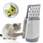 Un chat découvre une pelle filtrante pour nettoyer sa litière. En médaillon le rouleau de sacs poubelle livrés avec la pelle.