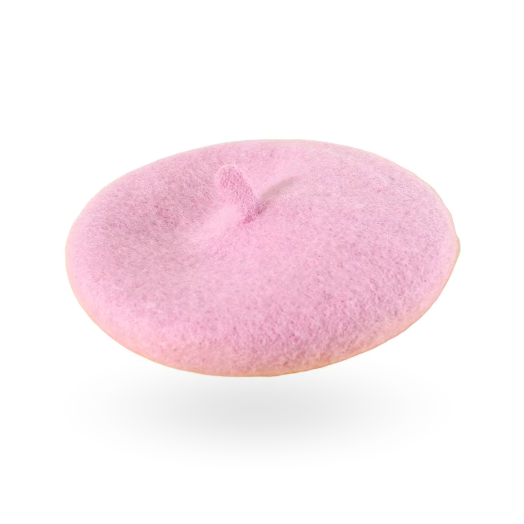 Béret rose sur fond blanc.