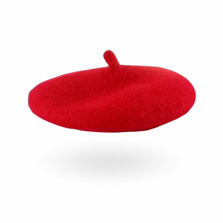 Béret rouge sur fond blanc