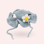 Bonnet champêtre en tricot pour chat gris sur fond rose