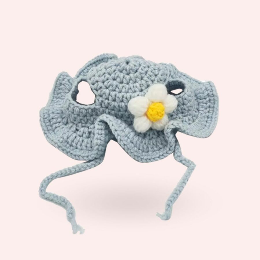 Bonnet champêtre en tricot pour chat gris sur fond rose