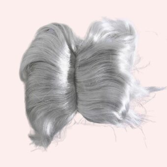 Perruque grise pour chat sur fond rose