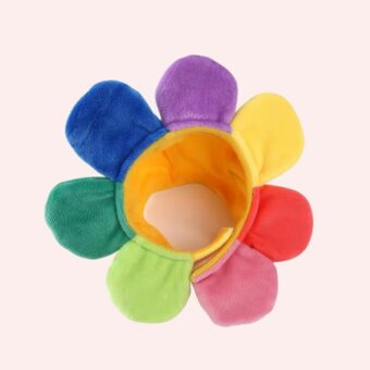 Chapeau de déguisement en forme de tournesol multicolore sur fond rose