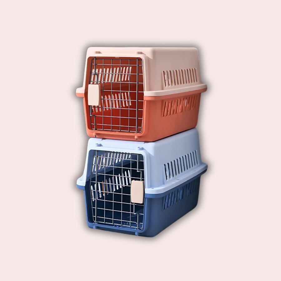 Une caisse de transport rigide pour chat empilée sur une autre caisse de transport.