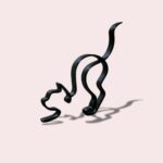 Figurine de chat minimaliste en métal noir