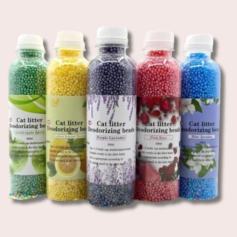 5 bouteilles de perles désodorisantes pour litière, les unes à côté des autres. en partant de la droite, perles vertes, perles jaunes, perles noires, perles roses et perles bleues.