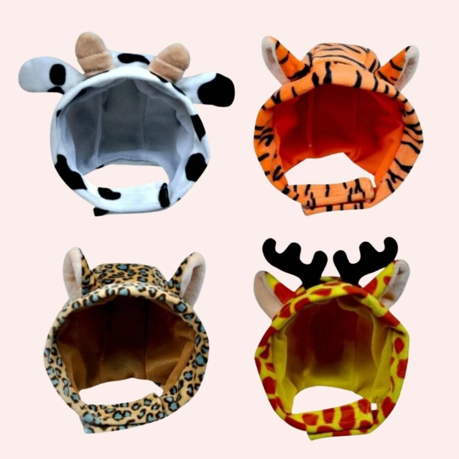 Tous les modèles des bonnets animaux sur fond rose.
