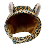 Bonnet modèle leopard sur fond blanc