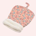 Sac de couchage rose avec motifs cheval à bascule sur fond rose