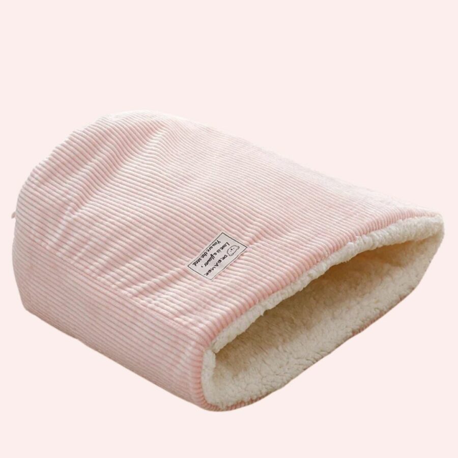 Sac de couchage, rose en velours côtelé sur fond rose.