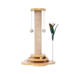 Arbre à chat en bois avec une plume sur un fond blanc.