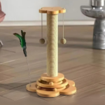 Arbre à chat en bois avec une plume dans une pièce avec une petite table métal à droite.