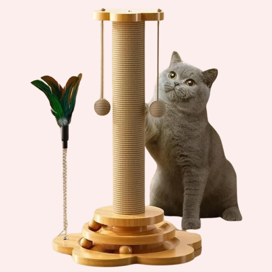Arbre à chat en bois avec une plume avec un chat gris sur un fond rose.