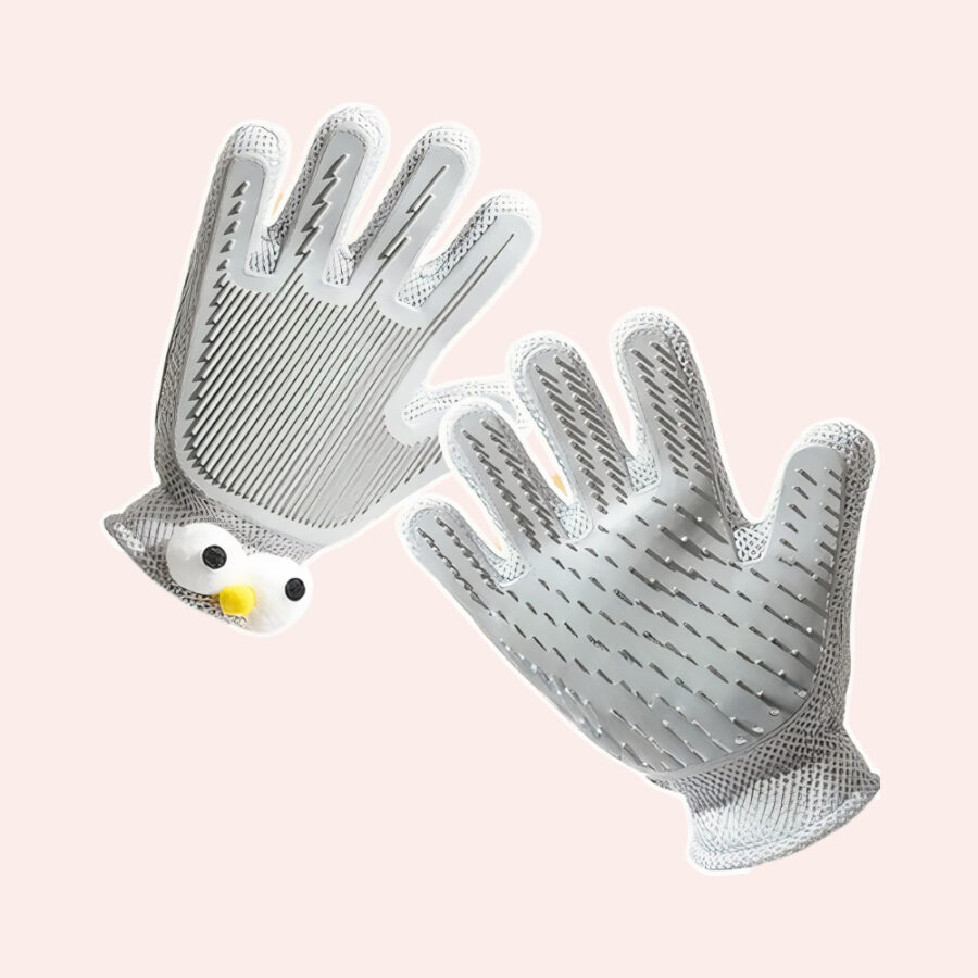 Paire de gants de toilettage chat 2-en-1 en silicone souple gris, double-face pour massage bien-être et brossage anti-mue avec décoration fun.