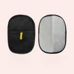 Gant de toilettage chat noir avec étiquette jaune, lavable et réutilisable présenté recto verso sur fond uni.