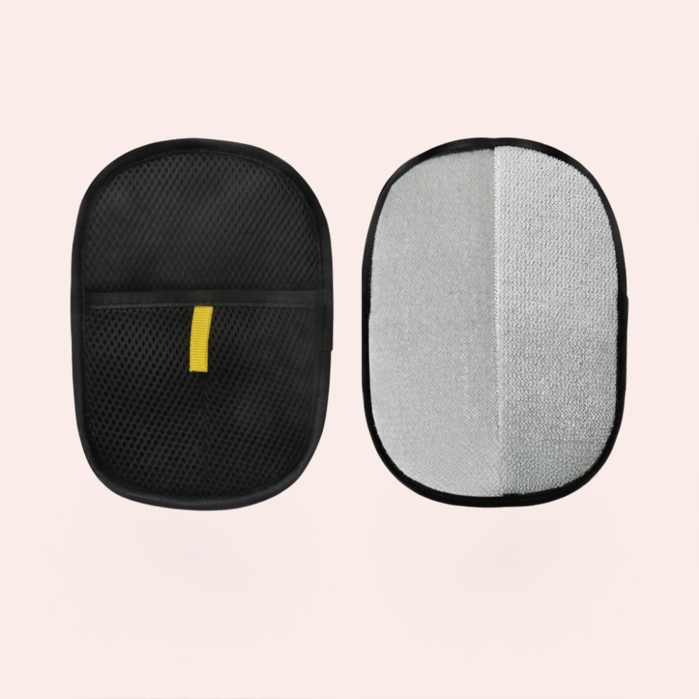 Gant de toilettage chat noir avec étiquette jaune, lavable et réutilisable présenté recto verso sur fond uni.
