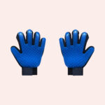 Paire de gants de toilettage chat en silicone souple bleue, massage et brossage anti-mue sur fond uni.