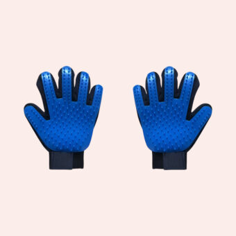 Paire de gants de toilettage chat en silicone souple bleue, massage et brossage anti-mue sur fond uni.