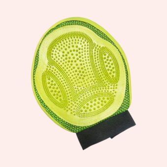 Gant de toilettage chat double-face anti-mue vert de forme ronde, pour brossage doux et collecte efficace des poils pour un pelage sain et un intérieur impeccable.