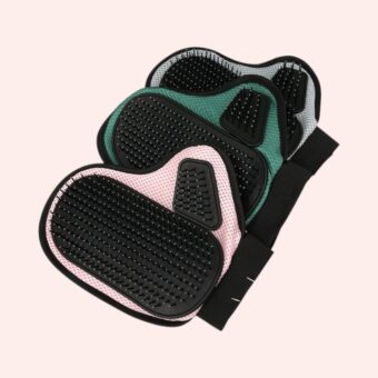Gant de toilettage pour chat en silicone anti-poil décliné en trois coloris, rose, vert, gris, afin d'offrir massage doux et efficace pour réduire la mue et embellir le pelage.