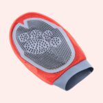 Gant de toilettage relaxant pour chat, éliminant poils morts et apportant un massage apaisant en caoutchouc souple de couleurs gris et textile aéré rouge.