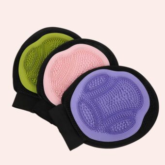 Gant de toilettage souple anti-mue pour chat décliné en trois couleurs vert, rose, violet sur fond uni.