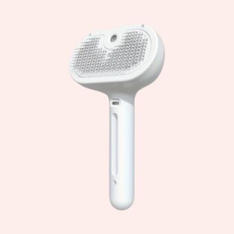 Brosse chat blanche anti-poils pour maison propre et chat heureux, éliminant les poils morts et offrant un massage doux pour un pelage brillant et sain.