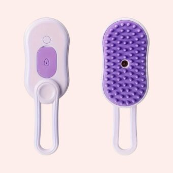 Brosse pour chat violette en silicone avec spray vapeur massant et hydratant, idéale pour un pelage soyeux et sans nœuds.