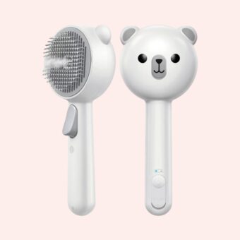 Brosse pour chat à vapeur 3 en 1 blanche avec motif Kawaii en forme d'ourson, nettoyant, hydratant et massant le pelage pour un chat heureux et un intérieur sans poils.