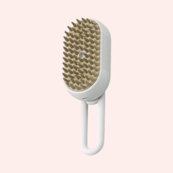 Brosse de toilettage pour chat à vapeur relaxante blanche et silicone beige pour hydrater et démêler le pelage tout en offrant un massage doux et apaisant.