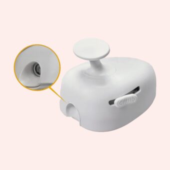 Brosse pour chat chauffante à vapeur blanc en plastique ABS, démêlant, massant et désinfectant le pelage en douceur.