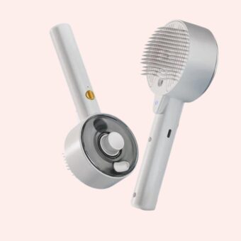 Brosse vapeur apaisante pour chat sensible, blanche en plastique ABS,de forme ronde, avec picots souples et finition douce, idéale pour démêlage sans stress.