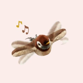 Oiseau marron qui vole pour chat, avec des notes de musique. Sur fond rosé