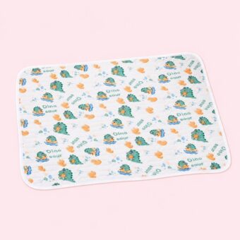 Homepage Un tapis rafraichissant chat motif dinosaures mignons blanc, avec de petits dinos verts et des empreintes orange, posé sur un fond rose clair.
