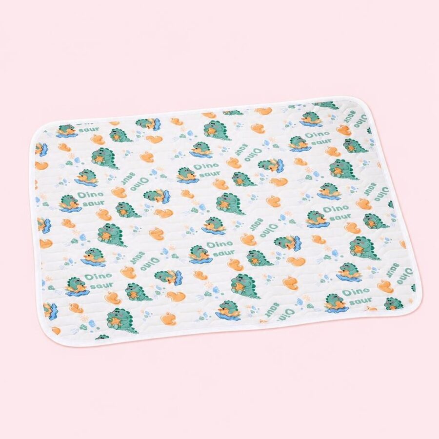 Un tapis rafraichissant chat motif dinosaures mignons blanc, avec de petits dinos verts et des empreintes orange, posé sur un fond rose clair.