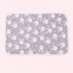 Un tapis rafraichissant chat au motif de lapins mignons gris, plat et rectangulaire, avec de petits lapins roses et blancs dessinés dessus.