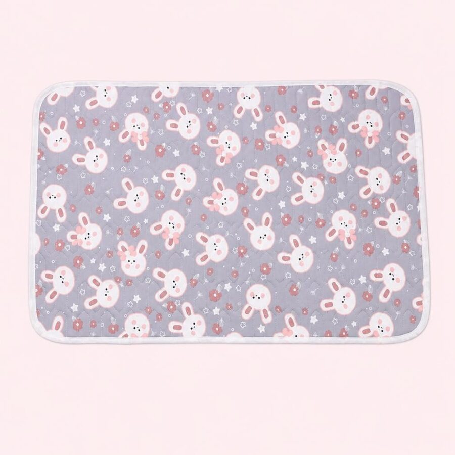 Un tapis rafraichissant chat au motif de lapins mignons gris, plat et rectangulaire, avec de petits lapins roses et blancs dessinés dessus.
