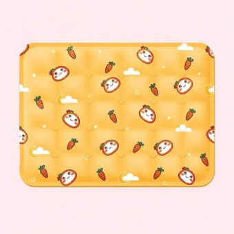 Un tapis rafraichissant chat orange avec motif et carottes, jaune, décoré de petits chats et de carottes, posé sur un fond rose clair.