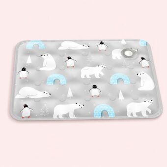 Un tapis rafraichissant chat au motif animaux arctiques gris, avec des ours polaires, des pingouins et des petits igloos bleus.